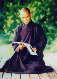 Thich Nhat Hanh tenant un livre